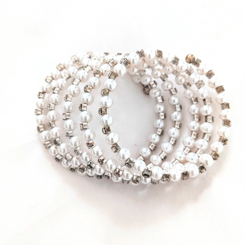 White pearls & stones bracelet